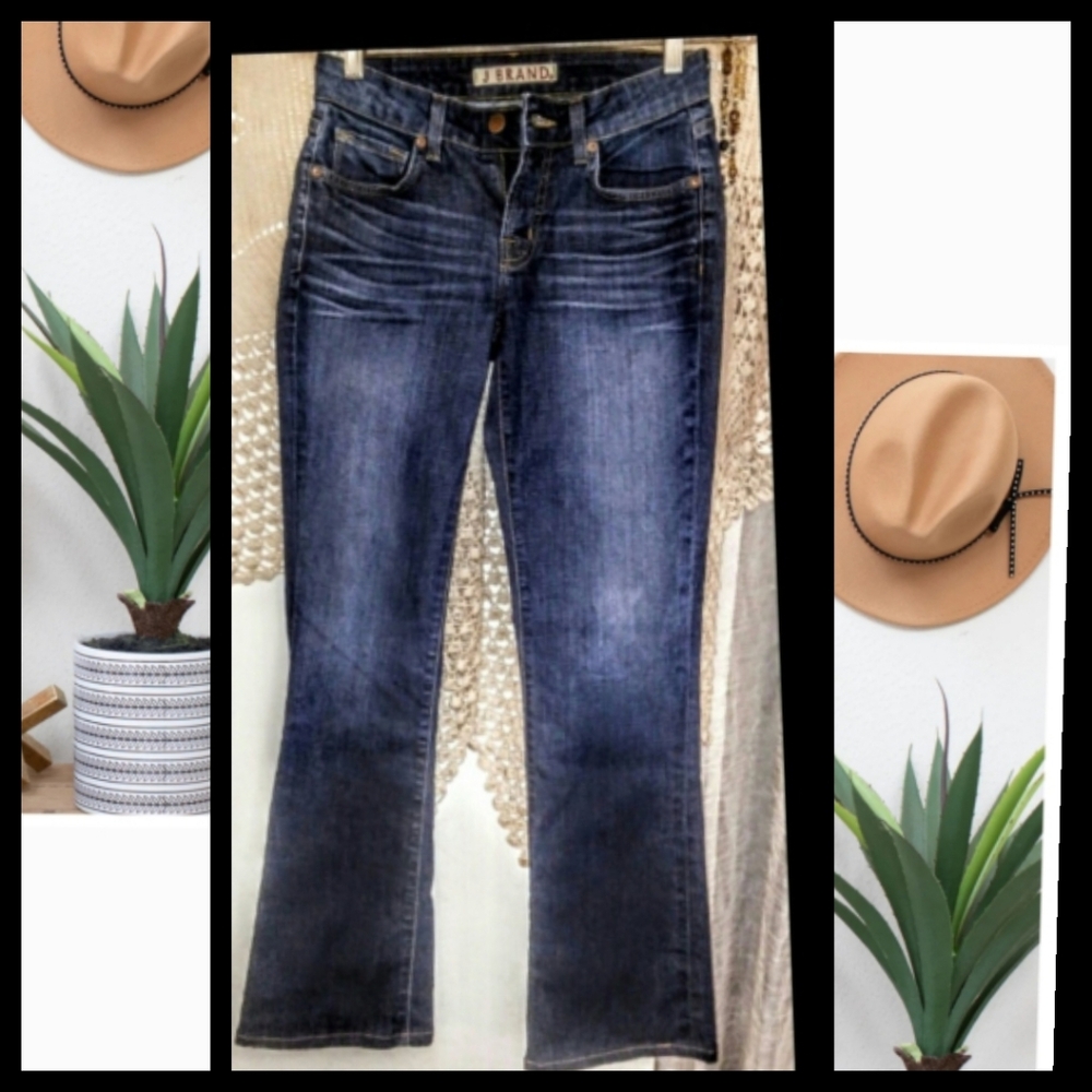 SALE👖J Brand Size 27 Heritage Curvy fit▪ boot leg jean▪👖